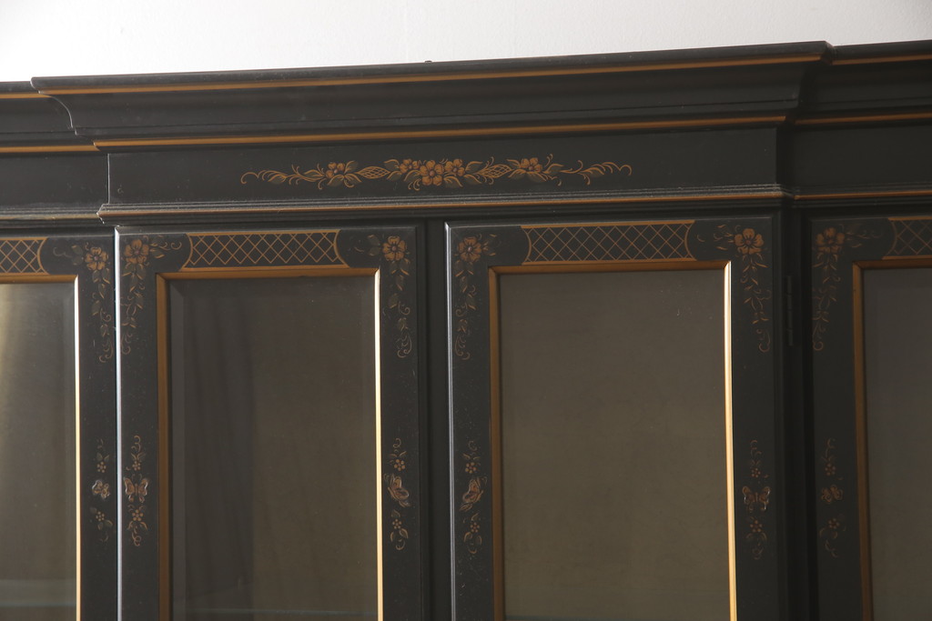 中古　ETHAN ALLEN(イーセンアーレン)　シノワズリ様式　高級感溢れる佇まいが格調高い空間を演出する照明付きガラスキャビネット(飾り棚、ガラスケース、キュリオケース、収納棚、戸棚)(R-066510)