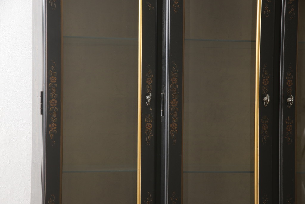 中古　ETHAN ALLEN(イーセンアーレン)　シノワズリ様式　高級感溢れる佇まいが格調高い空間を演出する照明付きガラスキャビネット(飾り棚、ガラスケース、キュリオケース、収納棚、戸棚)(R-066510)