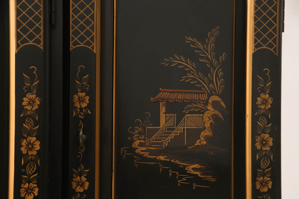 中古　ETHAN ALLEN(イーセンアーレン)　シノワズリ様式　高級感溢れる佇まいが格調高い空間を演出する照明付きガラスキャビネット(飾り棚、ガラスケース、キュリオケース、収納棚、戸棚)(R-066510)