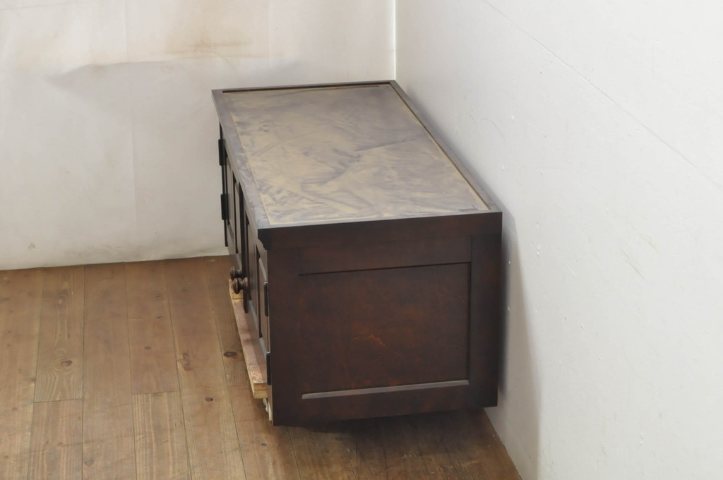 中古　美品　北海道民芸家具　台輪(脚)付きリメイク　落ち着いた雰囲気が魅力的なテレビ台(テレビボード、ローボード、リビングボード、サイドボード、収納棚、戸棚)(R-080237)