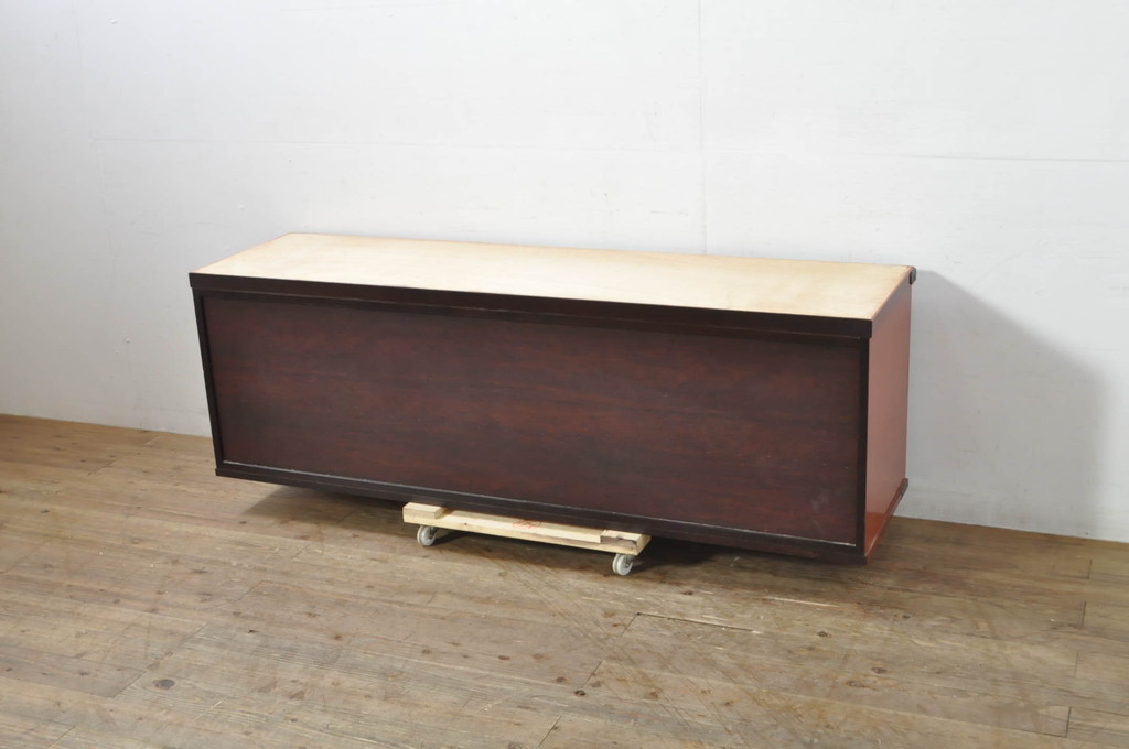 中古　展示品　未使用品　四国・高松　飛鳥欅箪笥　艶やかな朱色が魅力的な箪笥ローボード(収納棚、戸棚、リビングボード、テレビボード、テレビ台)(R-080238)