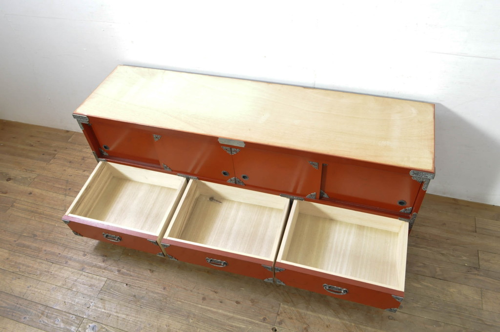 中古　展示品　未使用品　四国・高松　飛鳥欅箪笥　艶やかな朱色が魅力的な箪笥ローボード(収納棚、戸棚、リビングボード、テレビボード、テレビ台)(R-080238)