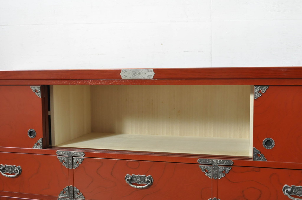 中古　展示品　未使用品　四国・高松　飛鳥欅箪笥　艶やかな朱色が魅力的な箪笥ローボード(収納棚、戸棚、リビングボード、テレビボード、テレビ台)(R-080238)