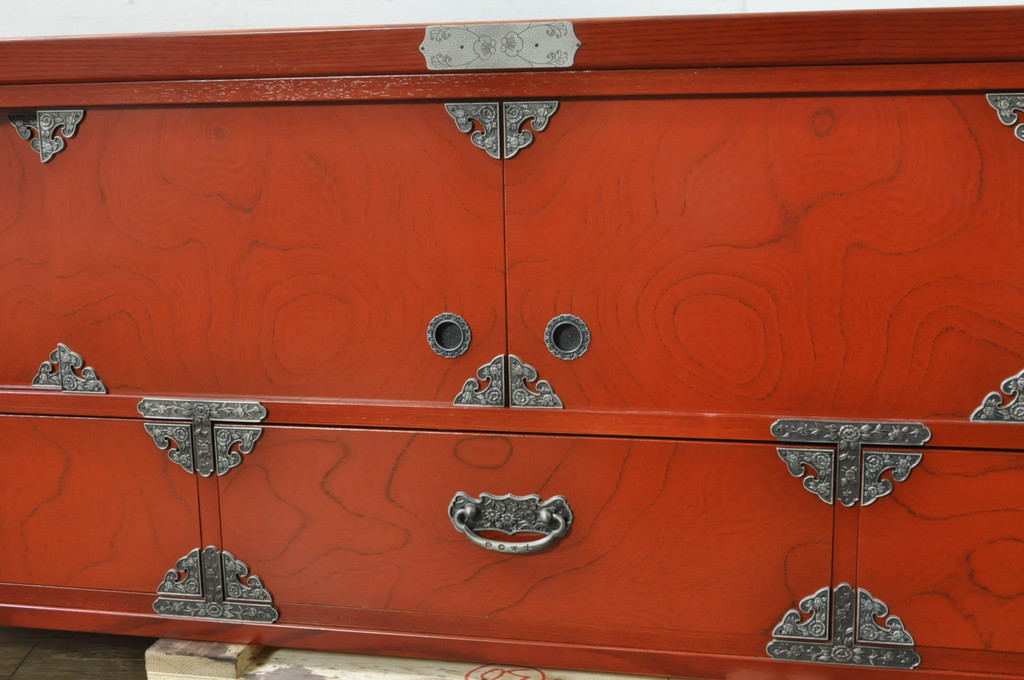 中古　展示品　未使用品　四国・高松　飛鳥欅箪笥　艶やかな朱色が魅力的な箪笥ローボード(収納棚、戸棚、リビングボード、テレビボード、テレビ台)(R-080238)