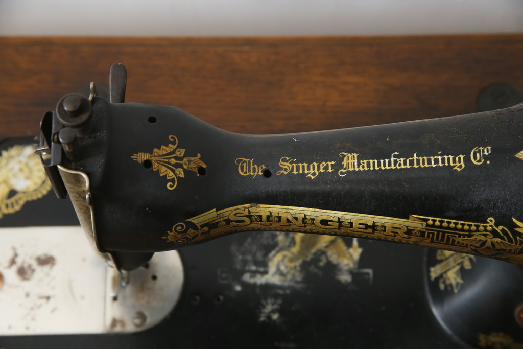 ジャンク品　SINGER(シンガー)社　お洒落なアンティークの空間を演出するミシンテーブル(シンガーミシン、ミシン台、ディスプレイ、工業用ミシン、店舗什器)(R-078663)