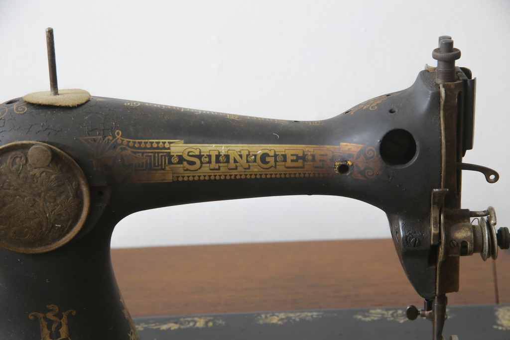 ジャンク品　SINGER(シンガー)社　お洒落なアンティークの空間を演出するミシンテーブル(シンガーミシン、ミシン台、ディスプレイ、工業用ミシン、店舗什器)(R-078663)