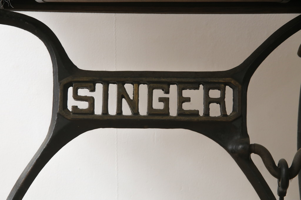 ジャンク品　SINGER(シンガー)社　お洒落なアンティークの空間を演出するミシンテーブル(シンガーミシン、ミシン台、ディスプレイ、工業用ミシン、店舗什器)(R-078663)