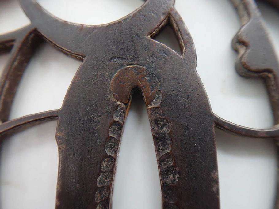 時代武具　鉄地　三日月武蔵　透かし彫りが目を引く鍔(彫刻、刀装具、ケース付き)(R-080541)
