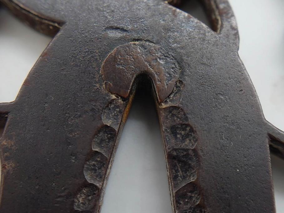 時代武具　鉄地　三日月武蔵　透かし彫りが目を引く鍔(彫刻、刀装具、ケース付き)(R-080541)