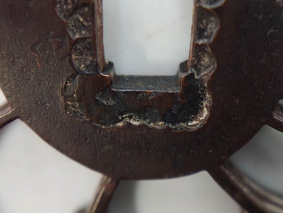 時代武具　鉄地　三日月武蔵　透かし彫りが目を引く鍔(彫刻、刀装具、ケース付き)(R-080541)