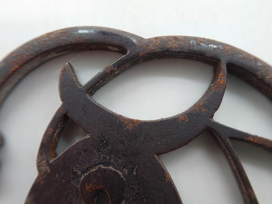時代武具　鉄地　三日月武蔵　透かし彫りが目を引く鍔(彫刻、刀装具、ケース付き)(R-080541)