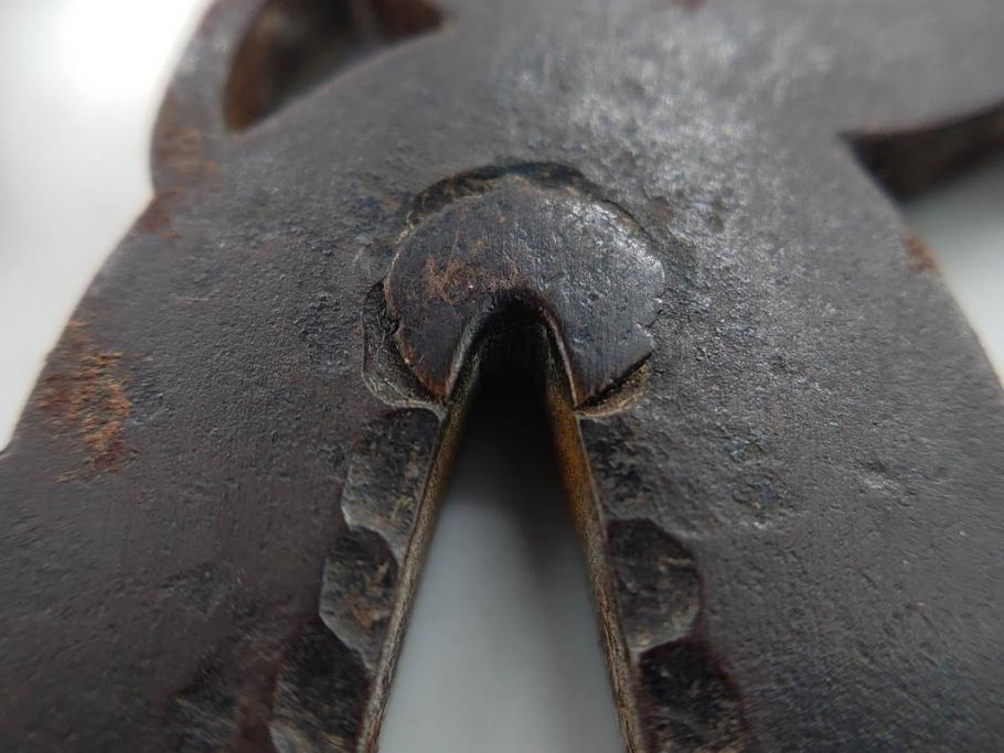 時代武具　鉄地　三日月武蔵　透かし彫りが目を引く鍔(彫刻、刀装具、ケース付き)(R-080541)