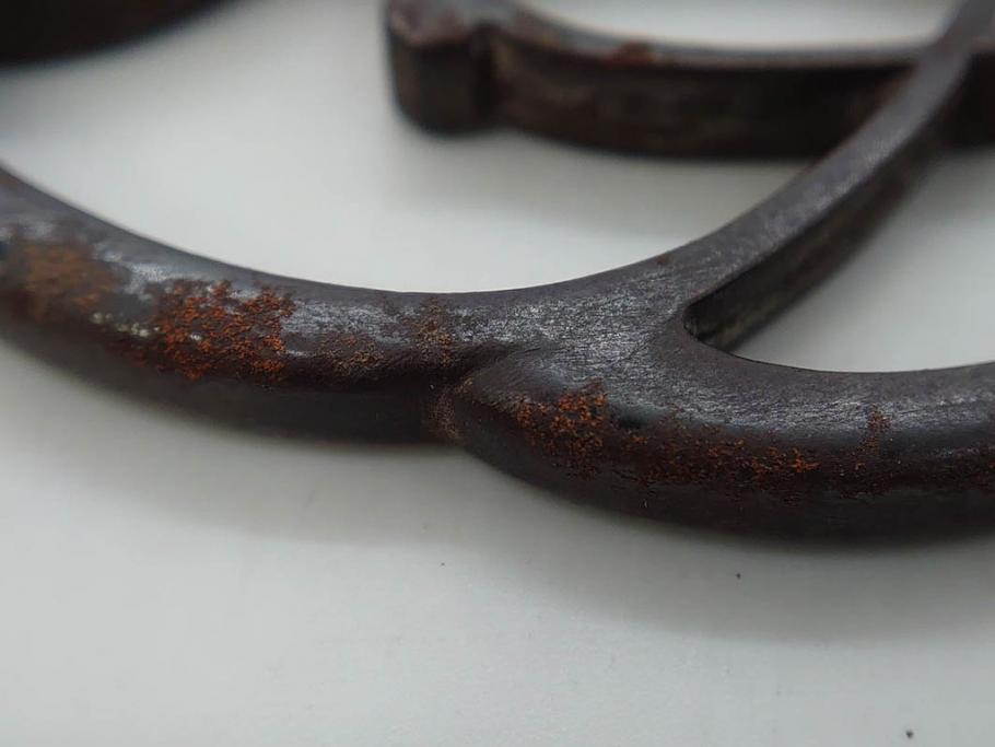 時代武具　鉄地　三日月武蔵　透かし彫りが目を引く鍔(彫刻、刀装具、ケース付き)(R-080541)