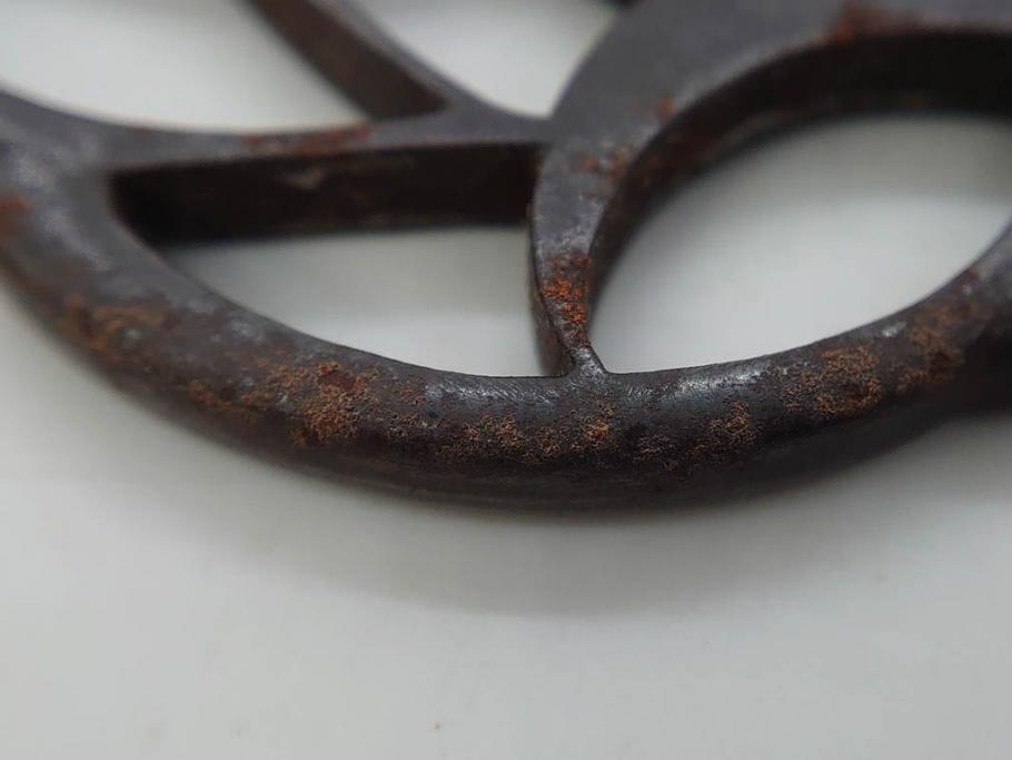 時代武具　鉄地　三日月武蔵　透かし彫りが目を引く鍔(彫刻、刀装具、ケース付き)(R-080541)