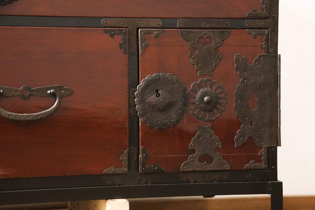 和製アンティーク　前面ケヤキ材　和モダンなアイアンスタンド付き相馬箪笥(ローボード、ローチェスト、収納箪笥、引き出し、鉄脚)(R-056771)