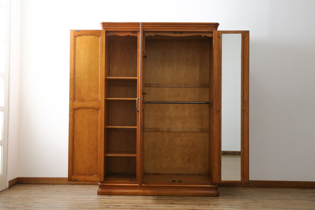 中古　美品!!　横浜ダニエル(daniel)　横浜クラシック家具　Etranger(エトランジェ)　E-101　クラシカルな佇まいが魅力的なワードローブ(洋服タンス、収納棚、戸棚、キャビネット)(定価約140万円)(R-075295)
