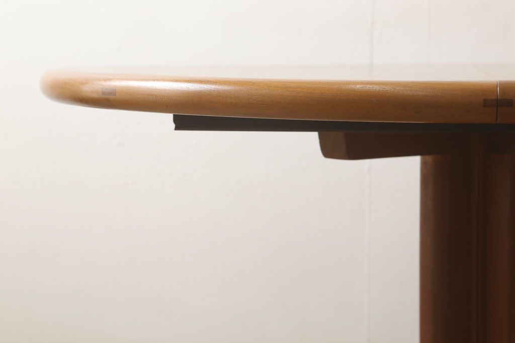 北欧ビンテージ　デンマーク　ナチュラルな雰囲気が魅力的なエクステンションテーブルテーブル(ラウンドテーブル、ダイニングテーブル、2人掛け、4人掛け、ヴィンテージ)(R-060129)