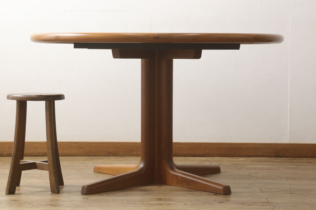 北欧ビンテージ　デンマーク　ナチュラルな雰囲気が魅力的なエクステンションテーブルテーブル(ラウンドテーブル、ダイニングテーブル、2人掛け、4人掛け、ヴィンテージ)(R-060129)