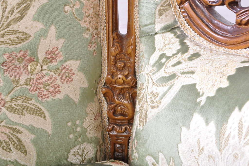 中古　イタリア製　ロココ調　華やかな彫刻が目を惹く1人掛けソファ(1P、一人掛け、ラウンジチェア、アームチェア、サロンチェア)(R-080154)