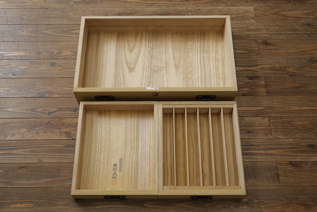 中古　美品　伝統工芸士　東樹義明作　久光刻　可憐な草花の彫刻をあしらった金具が目を引く小振りな加茂総桐箪笥(板盆付き、胴厚、総桐たんす、着物箪笥、和たんす)(R-079444)
