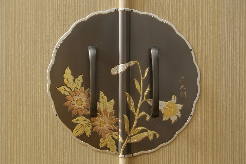 中古　美品　伝統工芸士　東樹義明作　久光刻　可憐な草花の彫刻をあしらった金具が目を引く小振りな加茂総桐箪笥(板盆付き、胴厚、総桐たんす、着物箪笥、和たんす)(R-079444)