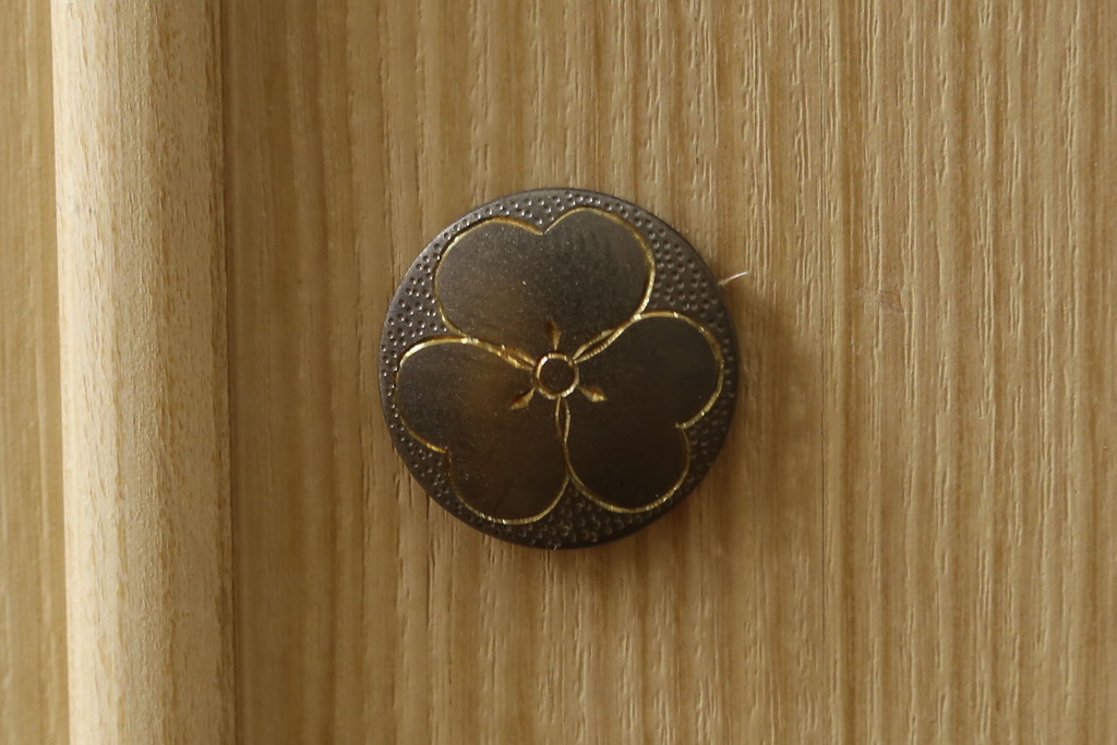 中古　美品　伝統工芸士　東樹義明作　久光刻　可憐な草花の彫刻をあしらった金具が目を引く小振りな加茂総桐箪笥(板盆付き、胴厚、総桐たんす、着物箪笥、和たんす)(R-079444)