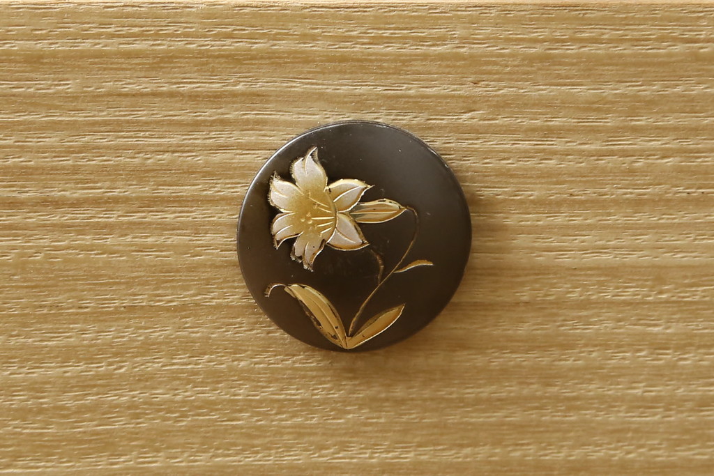 中古　美品　伝統工芸士　東樹義明作　久光刻　可憐な草花の彫刻をあしらった金具が目を引く小振りな加茂総桐箪笥(板盆付き、胴厚、総桐たんす、着物箪笥、和たんす)(R-079444)