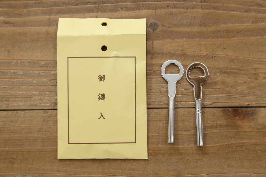 中古　美品　伝統工芸士　東樹義明作　久光刻　可憐な草花の彫刻をあしらった金具が目を引く小振りな加茂総桐箪笥(板盆付き、胴厚、総桐たんす、着物箪笥、和たんす)(R-079444)