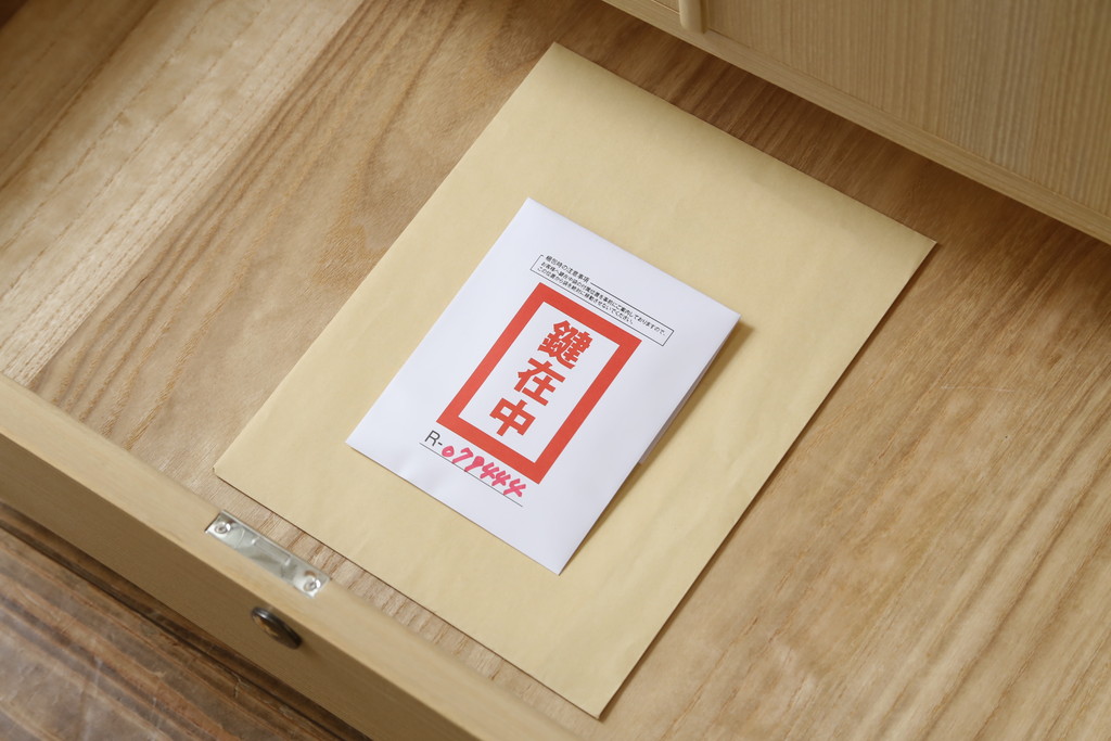 中古　美品　伝統工芸士　東樹義明作　久光刻　可憐な草花の彫刻をあしらった金具が目を引く小振りな加茂総桐箪笥(板盆付き、胴厚、総桐たんす、着物箪笥、和たんす)(R-079444)