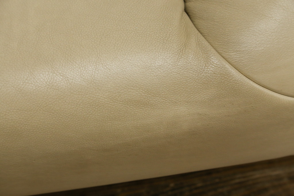 中古　本革(レザー)　Cassina(カッシーナ)　VERANDA(ヴェランダ) 　125VERANDA3　高級感溢れるデザインと機能性が素敵な3Pソファ(三人掛け、ハイバックチェア)(定価約150万円)(R-071358)