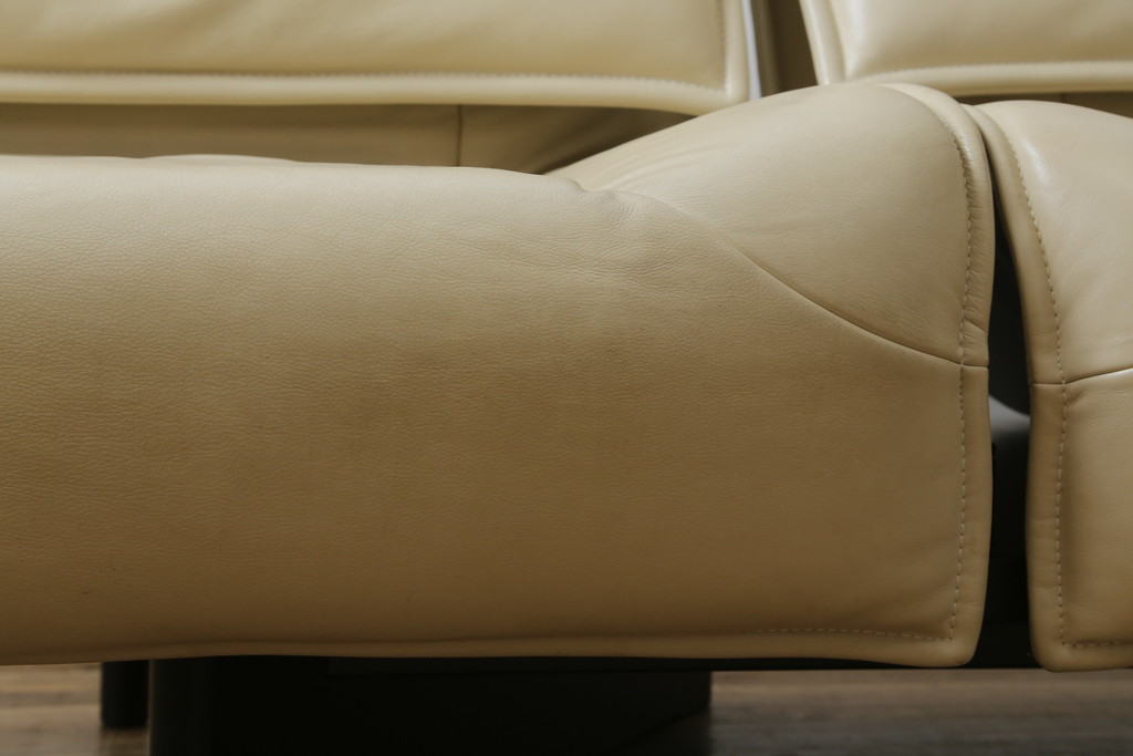 中古　本革(レザー)　Cassina(カッシーナ)　VERANDA(ヴェランダ) 　125VERANDA3　高級感溢れるデザインと機能性が素敵な3Pソファ(三人掛け、ハイバックチェア)(定価約150万円)(R-071358)
