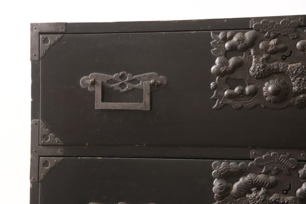 和製アンティーク　立派な打ち出し金具!格式高い和の空間にぴったりな庄内箪笥ローボード(ローチェスト、時代箪笥、和たんす)(R-056802)