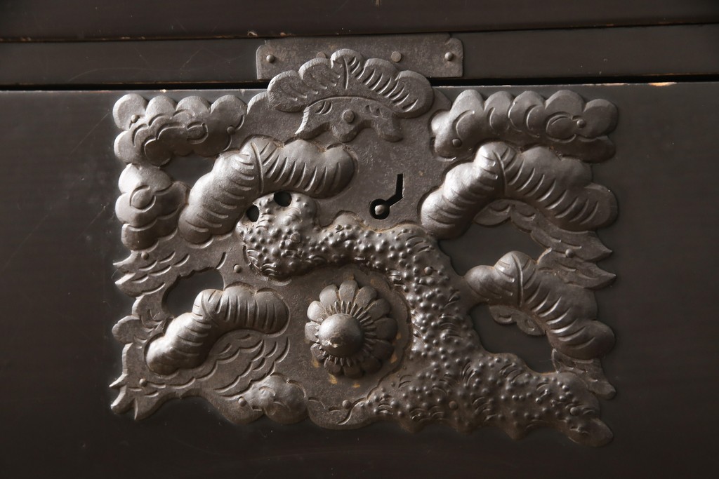 和製アンティーク　立派な打ち出し金具!格式高い和の空間にぴったりな庄内箪笥ローボード(ローチェスト、時代箪笥、和たんす)(R-056802)