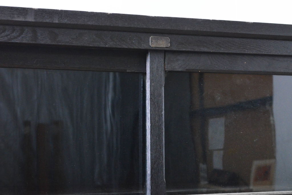 和製アンティーク　黒塗り　ゆらゆらガラスが昭和レトロな雰囲気を醸し出す収納棚(戸棚、食器棚、カップボード、キャビネット)(R-060404)