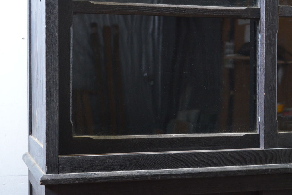 和製アンティーク　黒塗り　ゆらゆらガラスが昭和レトロな雰囲気を醸し出す収納棚(戸棚、食器棚、カップボード、キャビネット)(R-060404)