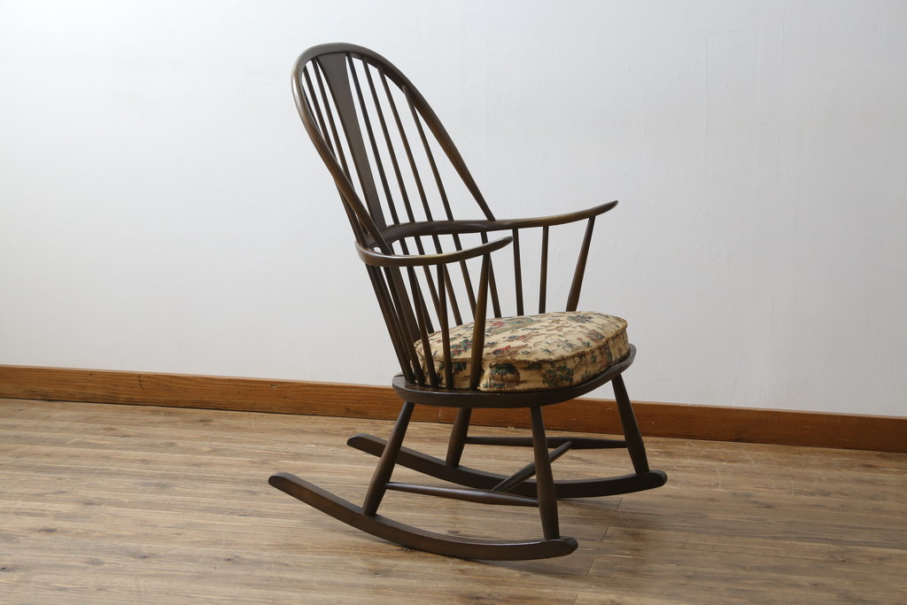 イギリスビンテージ　美品　レア品!!　ERCOL(アーコール)　Chairmakers Chair(チェアメーカーズチェア)　柔らかな曲線が身体を包み込むロッキングチェア(アームチェア、揺り椅子、イス、椅子、英国、ヴィンテージ)(R-075924)
