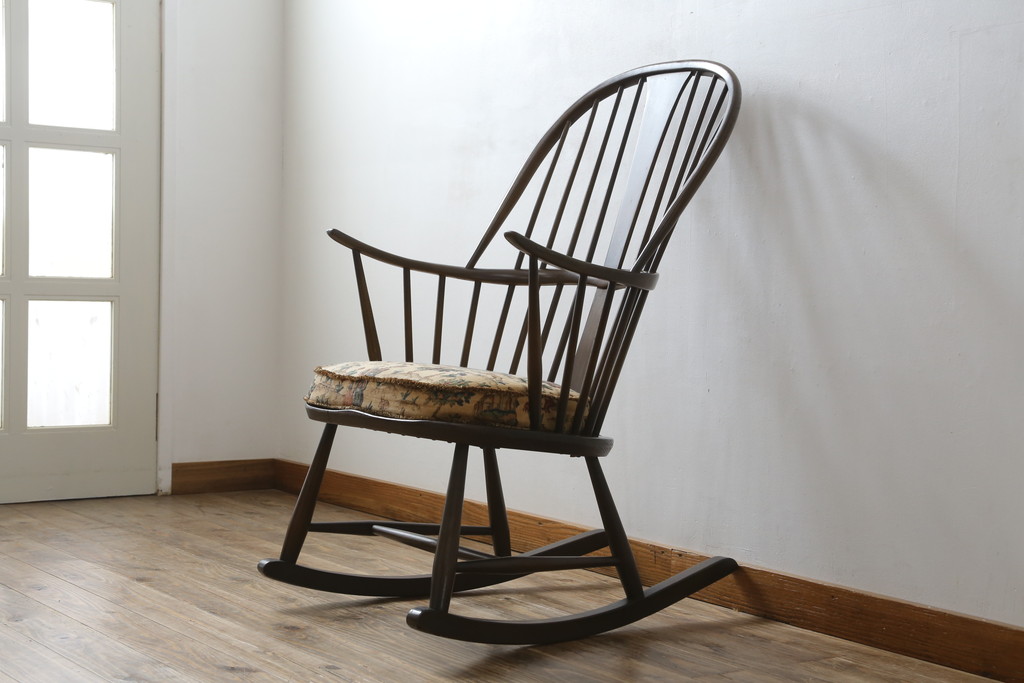 イギリスビンテージ　美品　レア品!!　ERCOL(アーコール)　Chairmakers Chair(チェアメーカーズチェア)　柔らかな曲線が身体を包み込むロッキングチェア(アームチェア、揺り椅子、イス、椅子、英国、ヴィンテージ)(R-075924)