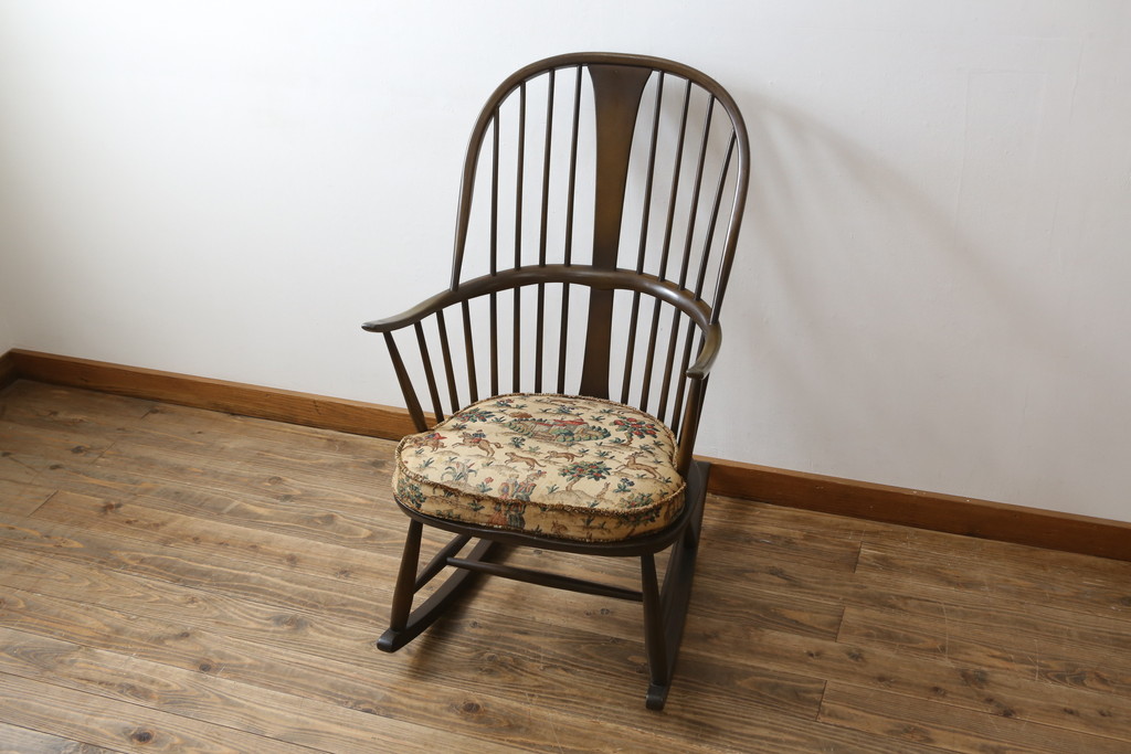 イギリスビンテージ　美品　レア品!!　ERCOL(アーコール)　Chairmakers Chair(チェアメーカーズチェア)　柔らかな曲線が身体を包み込むロッキングチェア(アームチェア、揺り椅子、イス、椅子、英国、ヴィンテージ)(R-075924)