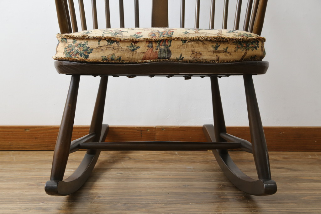イギリスビンテージ　美品　レア品!!　ERCOL(アーコール)　Chairmakers Chair(チェアメーカーズチェア)　柔らかな曲線が身体を包み込むロッキングチェア(アームチェア、揺り椅子、イス、椅子、英国、ヴィンテージ)(R-075924)