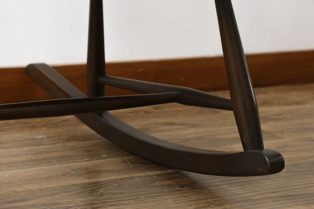 イギリスビンテージ　美品　レア品!!　ERCOL(アーコール)　Chairmakers Chair(チェアメーカーズチェア)　柔らかな曲線が身体を包み込むロッキングチェア(アームチェア、揺り椅子、イス、椅子、英国、ヴィンテージ)(R-075924)