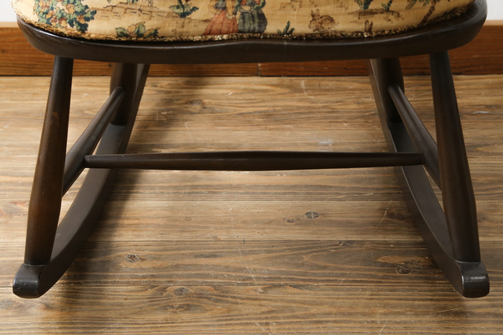 イギリスビンテージ　美品　レア品!!　ERCOL(アーコール)　Chairmakers Chair(チェアメーカーズチェア)　柔らかな曲線が身体を包み込むロッキングチェア(アームチェア、揺り椅子、イス、椅子、英国、ヴィンテージ)(R-075924)