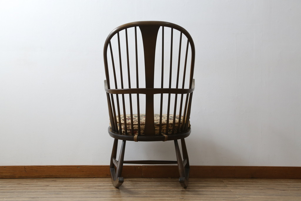 イギリスビンテージ　美品　レア品!!　ERCOL(アーコール)　Chairmakers Chair(チェアメーカーズチェア)　柔らかな曲線が身体を包み込むロッキングチェア(アームチェア、揺り椅子、イス、椅子、英国、ヴィンテージ)(R-075924)