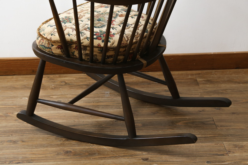 イギリスビンテージ　美品　レア品!!　ERCOL(アーコール)　Chairmakers Chair(チェアメーカーズチェア)　柔らかな曲線が身体を包み込むロッキングチェア(アームチェア、揺り椅子、イス、椅子、英国、ヴィンテージ)(R-075924)