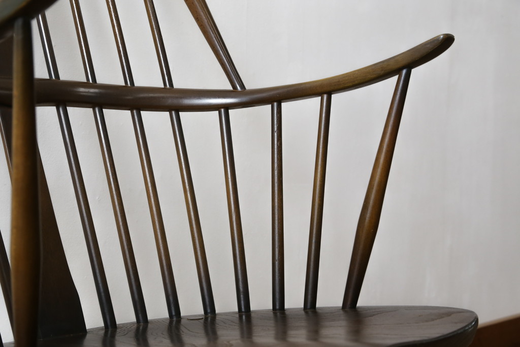 イギリスビンテージ　美品　レア品!!　ERCOL(アーコール)　Chairmakers Chair(チェアメーカーズチェア)　柔らかな曲線が身体を包み込むロッキングチェア(アームチェア、揺り椅子、イス、椅子、英国、ヴィンテージ)(R-075924)