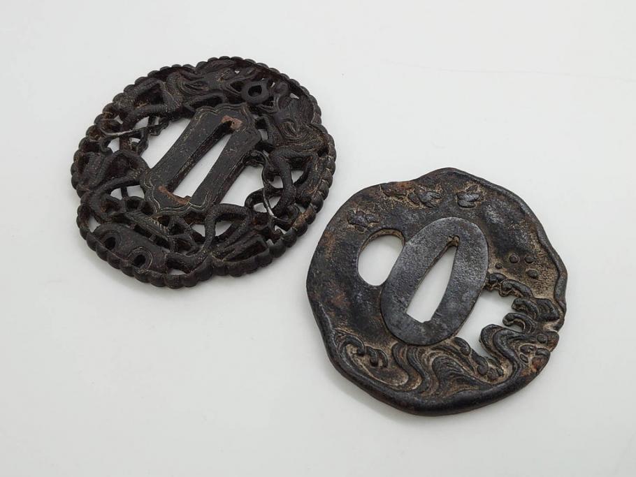 時代武具　鉄地　瓜形　透かし　龍の図　波に千鳥図　匠の美技が光る鍔2点セット(彫刻、刀装具)(R-080544)　