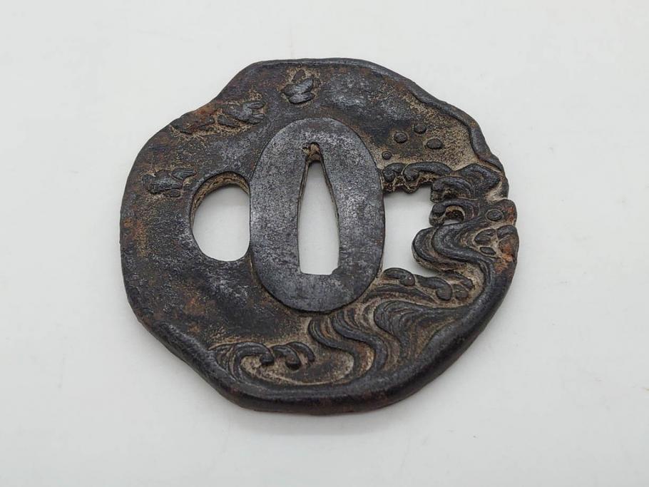 時代武具　鉄地　瓜形　透かし　龍の図　波に千鳥図　匠の美技が光る鍔2点セット(彫刻、刀装具)(R-080544)　