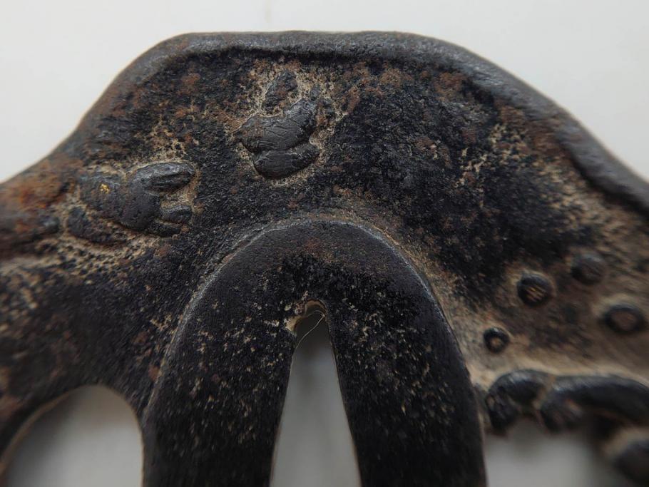 時代武具　鉄地　瓜形　透かし　龍の図　波に千鳥図　匠の美技が光る鍔2点セット(彫刻、刀装具)(R-080544)　