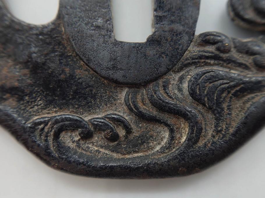 時代武具　鉄地　瓜形　透かし　龍の図　波に千鳥図　匠の美技が光る鍔2点セット(彫刻、刀装具)(R-080544)　