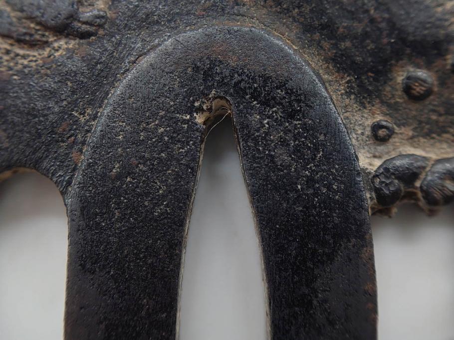 時代武具　鉄地　瓜形　透かし　龍の図　波に千鳥図　匠の美技が光る鍔2点セット(彫刻、刀装具)(R-080544)　