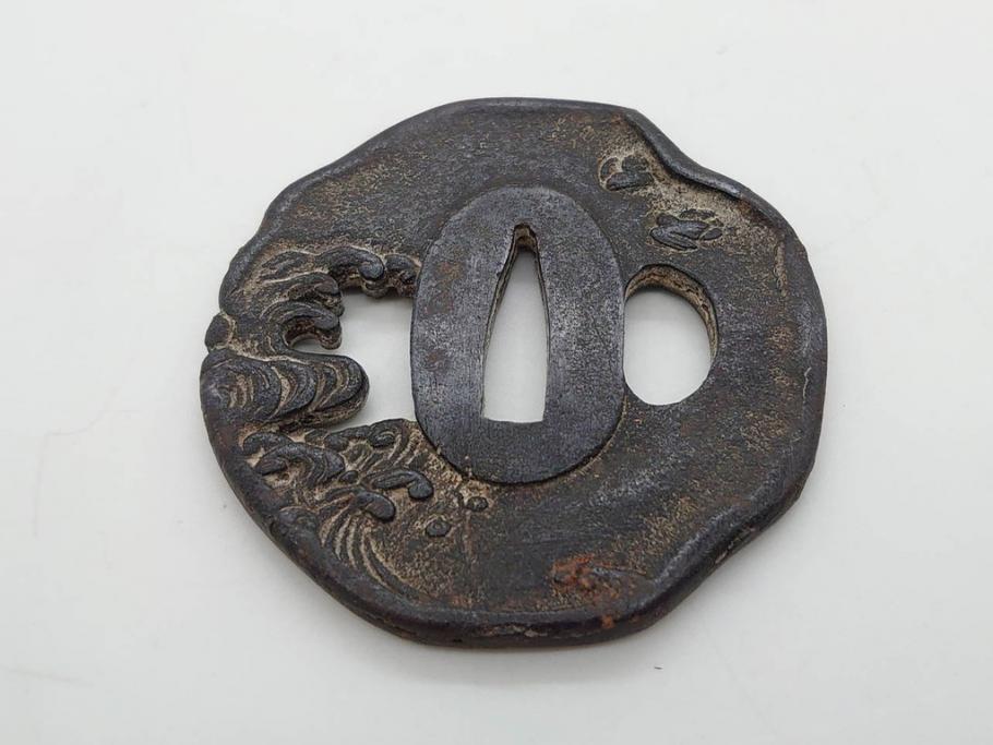 時代武具　鉄地　瓜形　透かし　龍の図　波に千鳥図　匠の美技が光る鍔2点セット(彫刻、刀装具)(R-080544)　